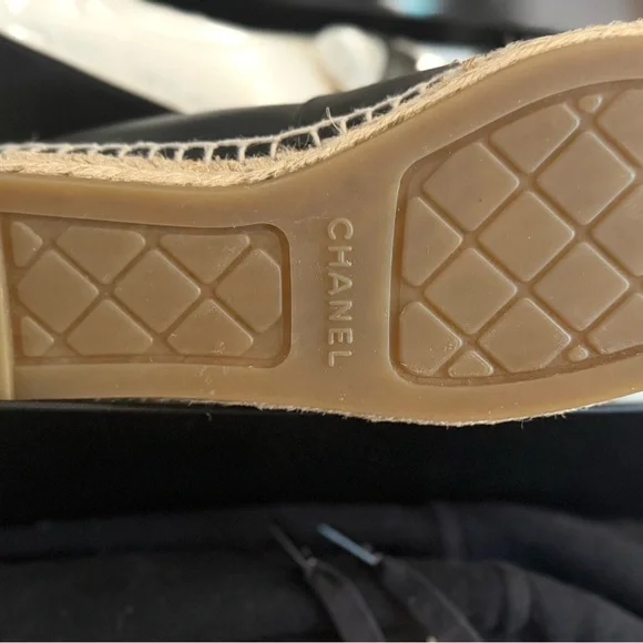 CHANEL Black and White Espadrilles with CC Logo - Picture 5 of 11